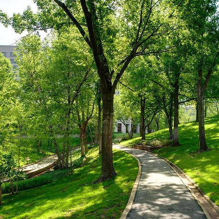Doubletree By Hilton Tulsa At Warren Place Exteriör bild