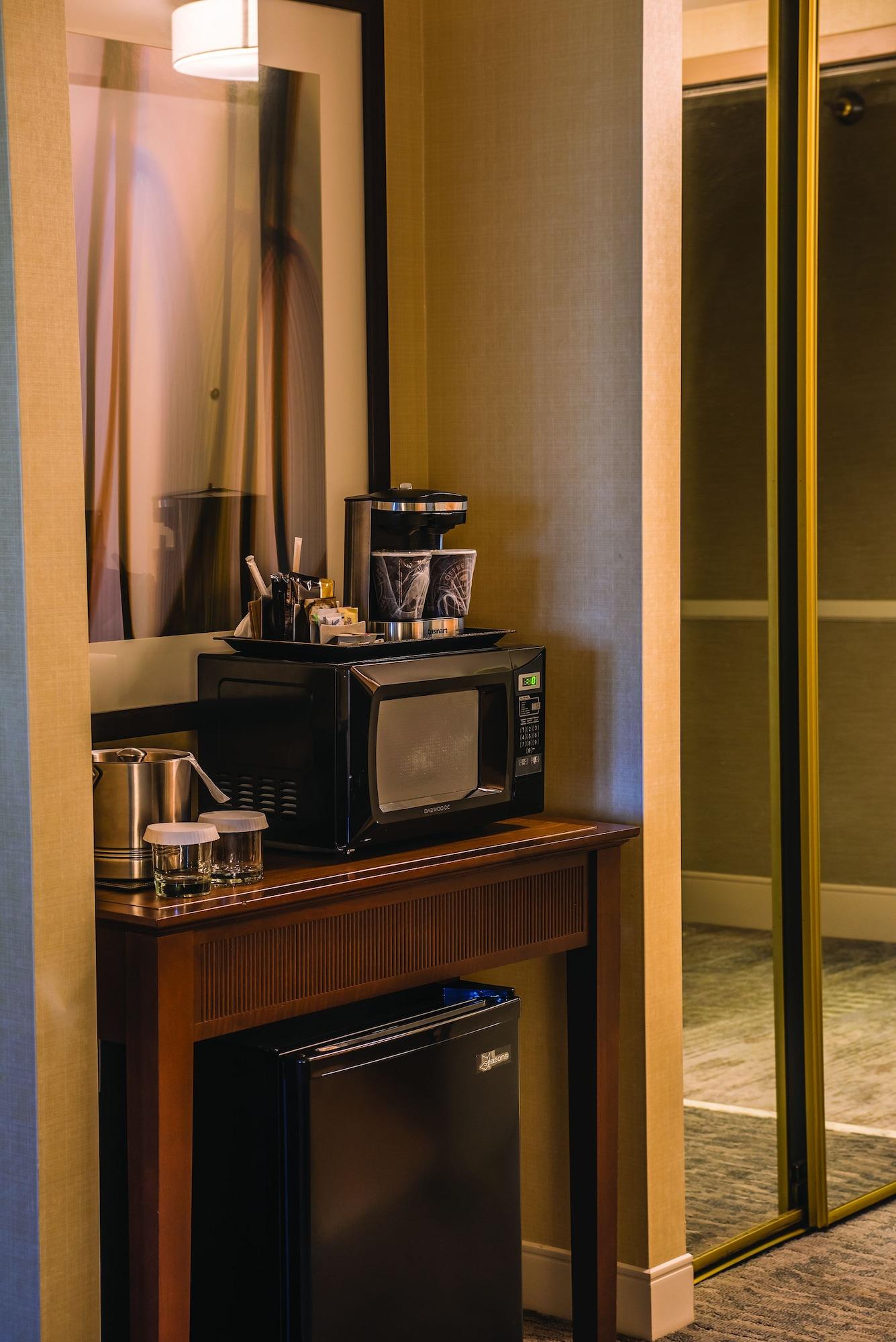 Doubletree By Hilton Tulsa At Warren Place Exteriör bild