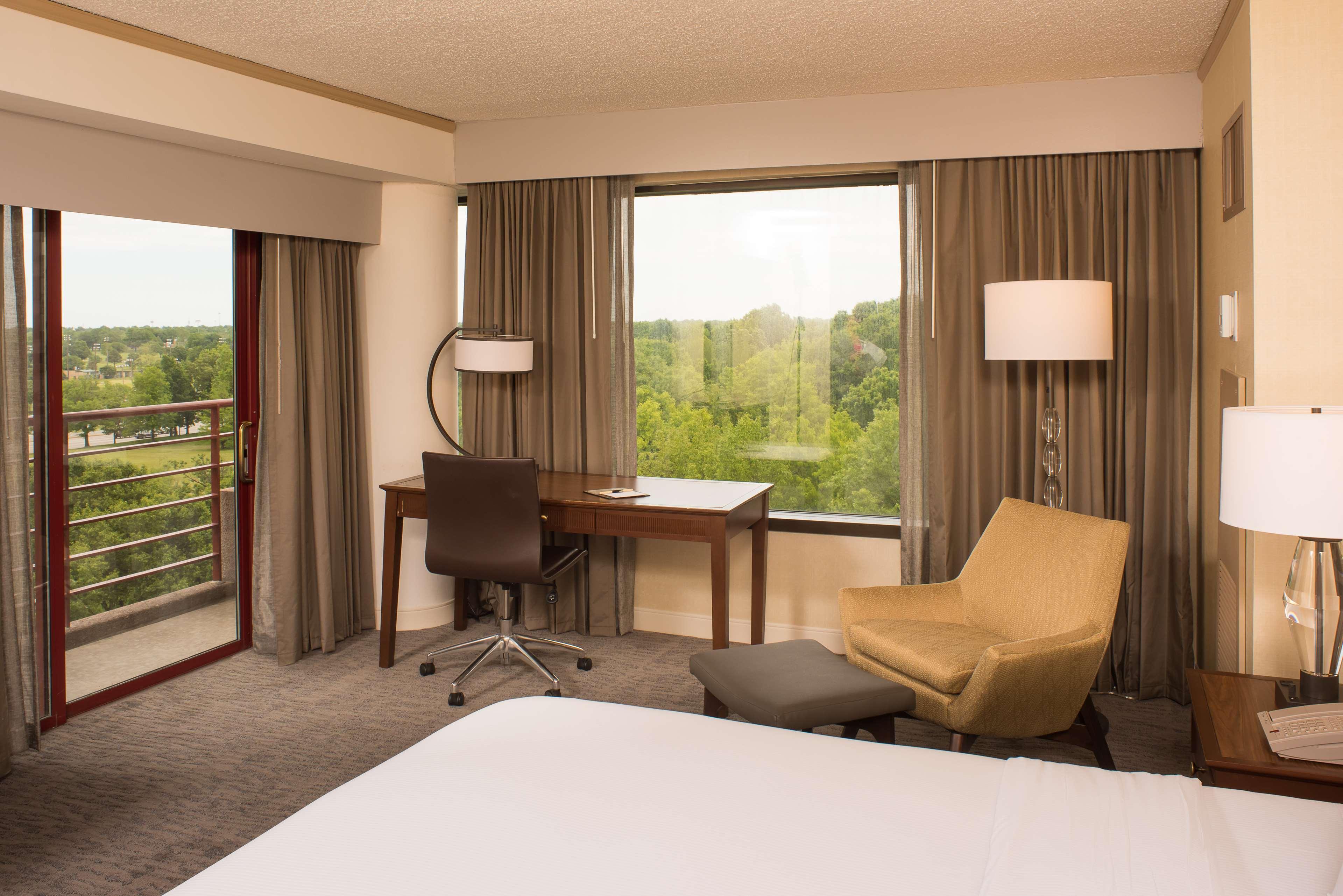 Doubletree By Hilton Tulsa At Warren Place Exteriör bild