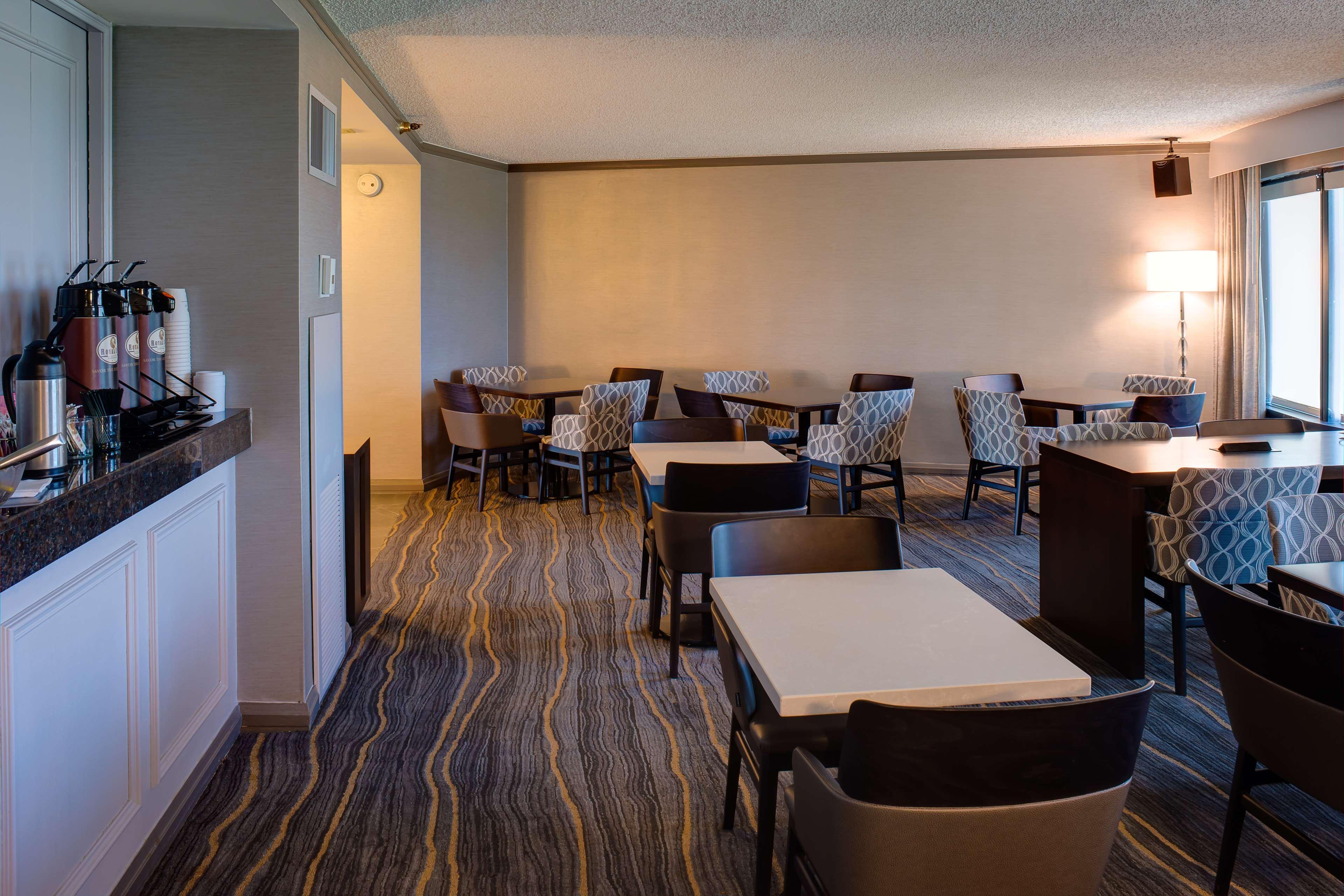 Doubletree By Hilton Tulsa At Warren Place Exteriör bild