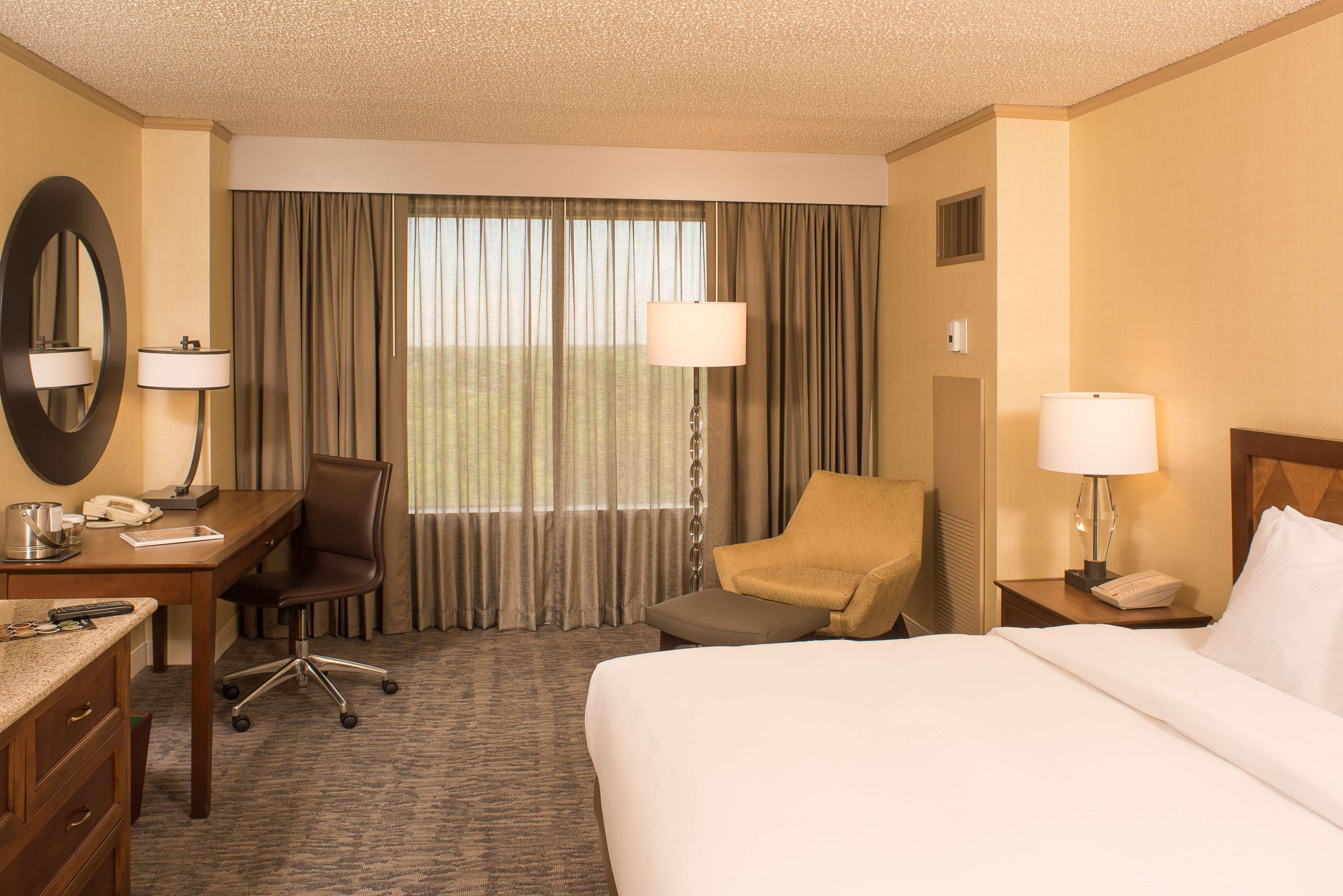 Doubletree By Hilton Tulsa At Warren Place Exteriör bild