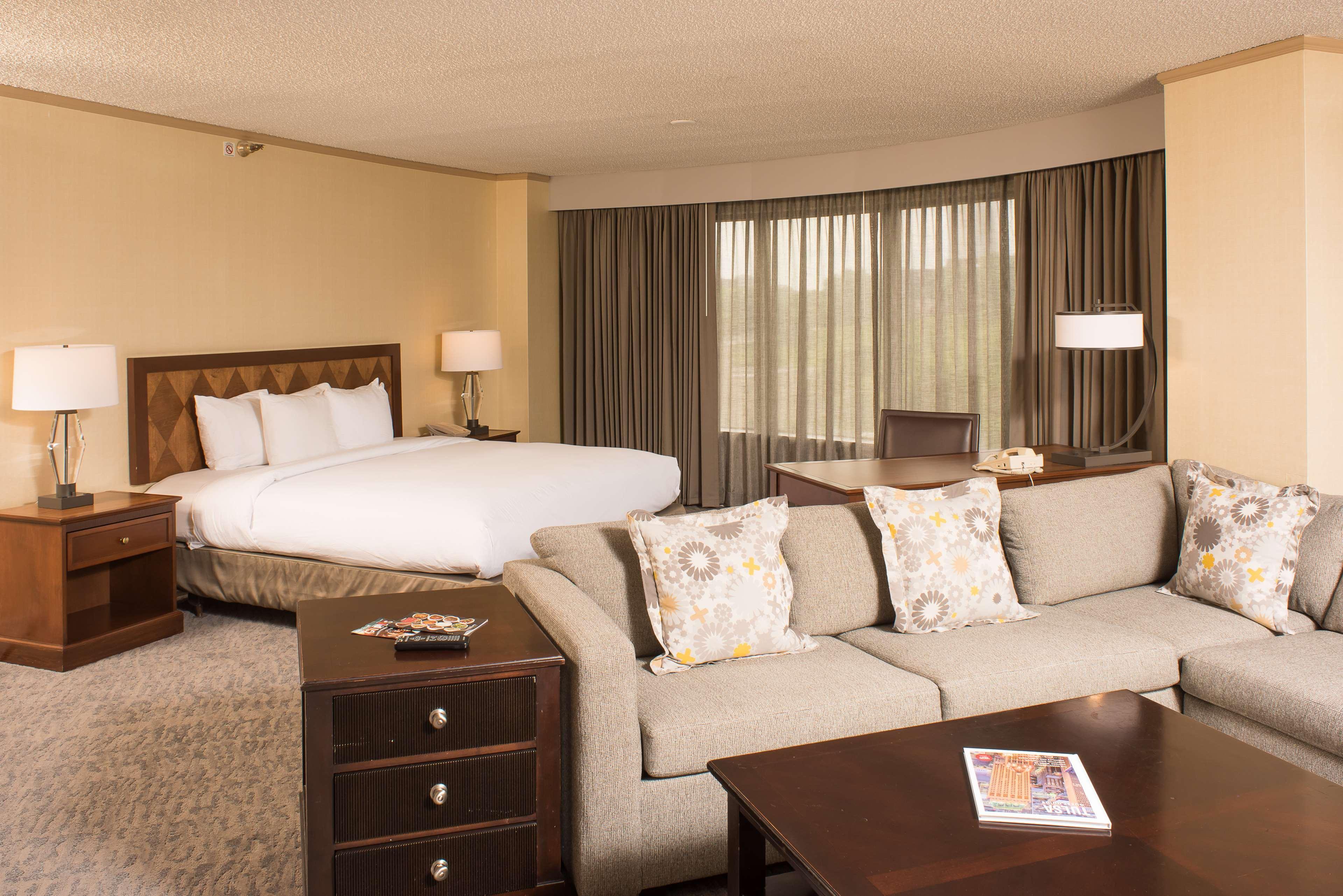 Doubletree By Hilton Tulsa At Warren Place Exteriör bild