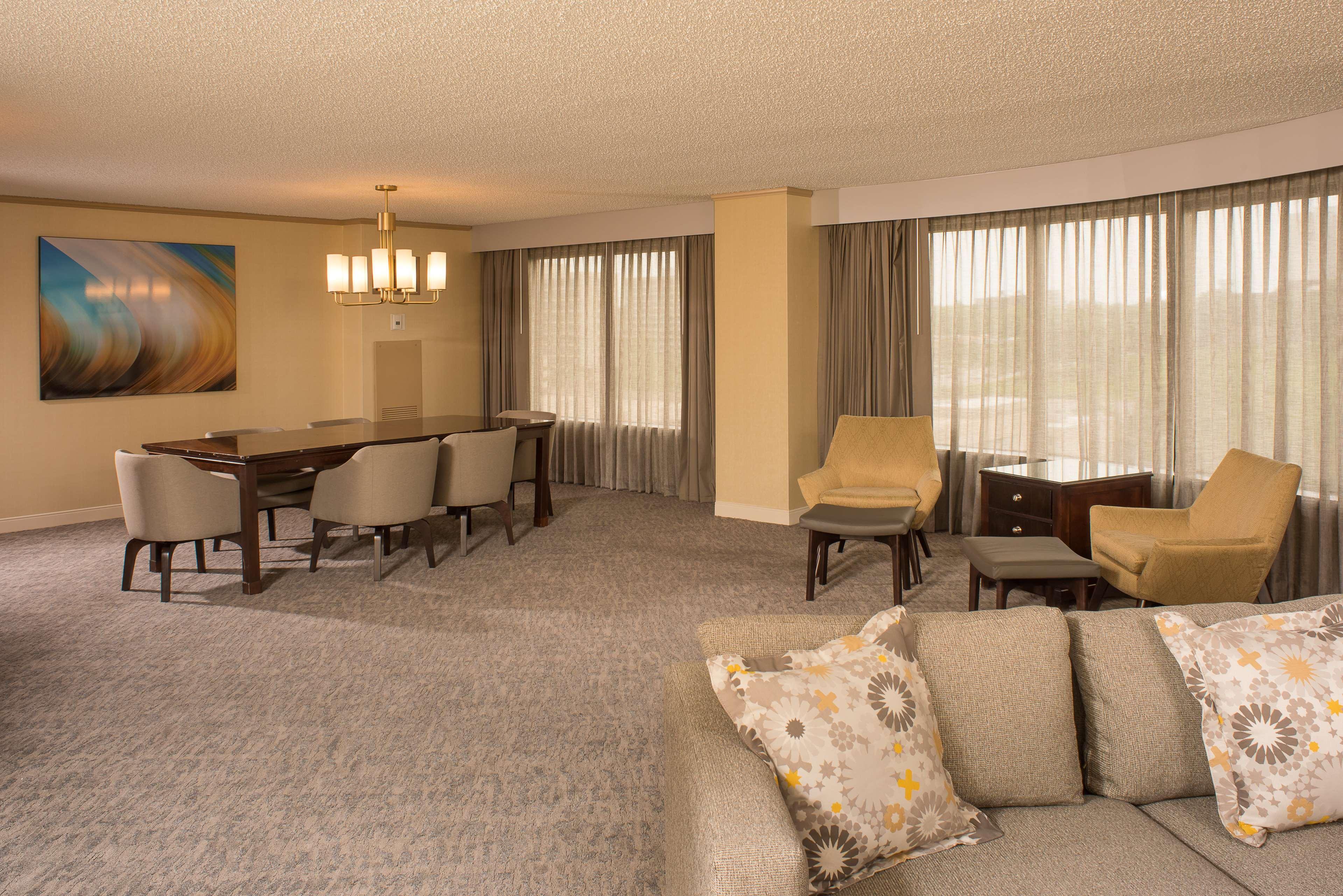 Doubletree By Hilton Tulsa At Warren Place Exteriör bild
