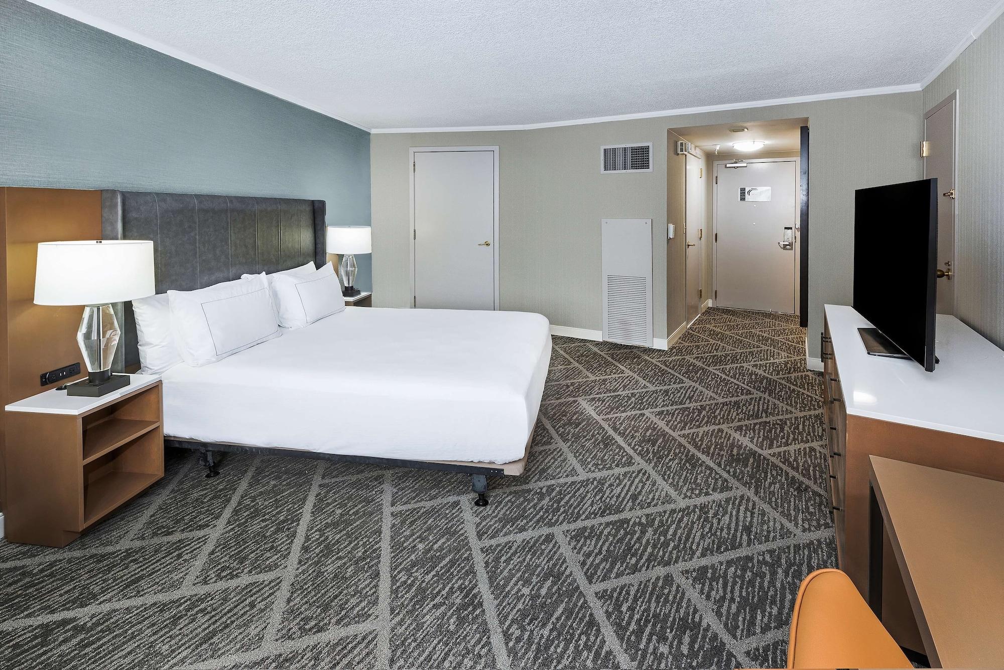 Doubletree By Hilton Tulsa At Warren Place Exteriör bild