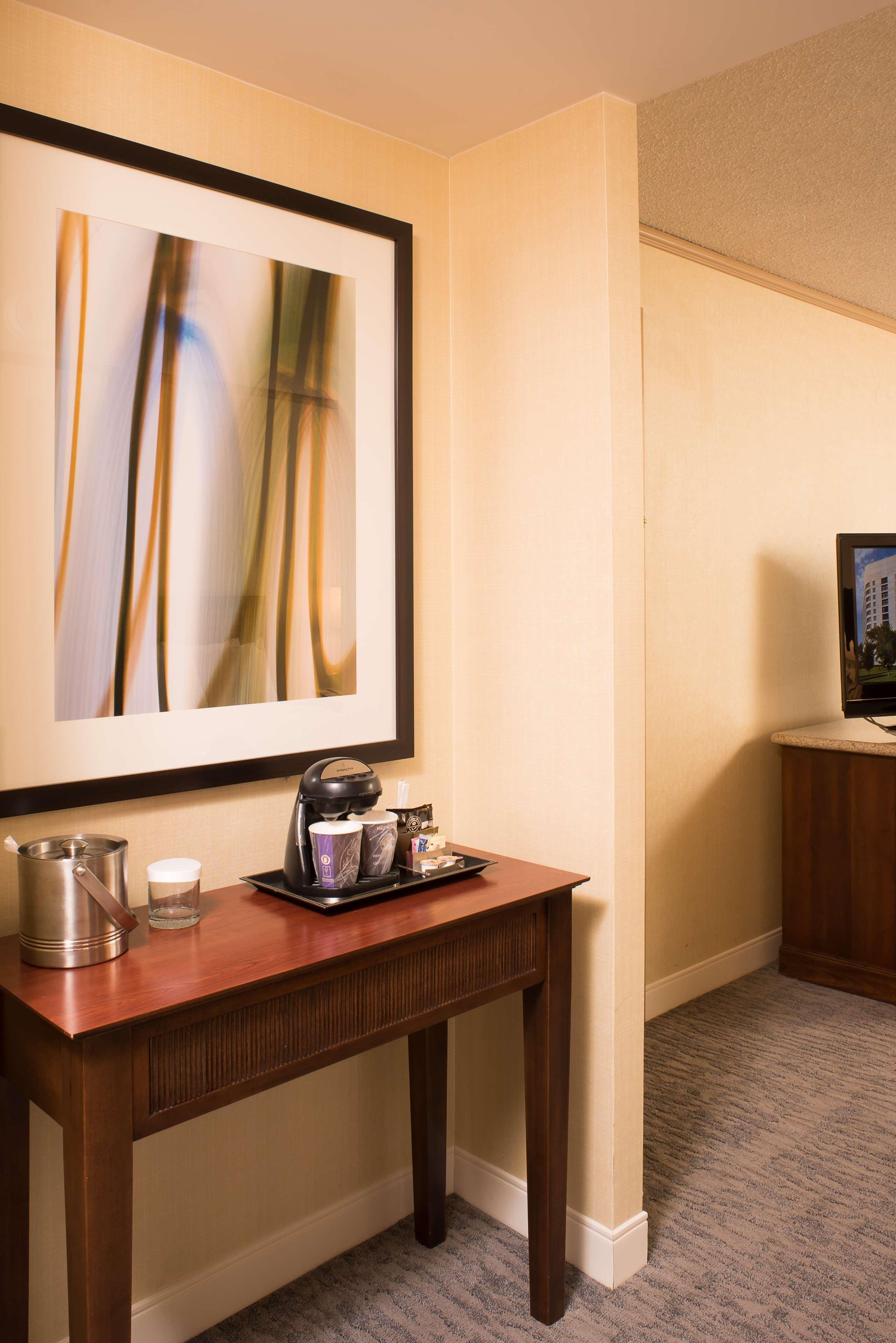 Doubletree By Hilton Tulsa At Warren Place Exteriör bild