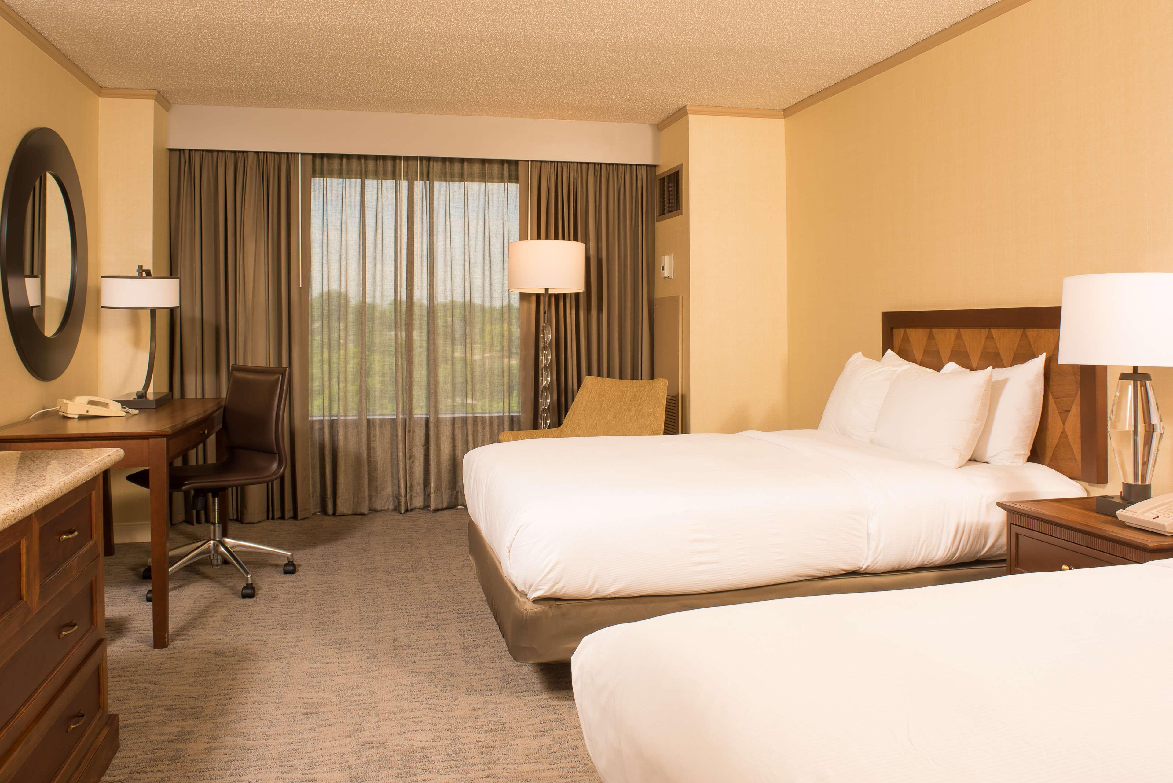 Doubletree By Hilton Tulsa At Warren Place Exteriör bild