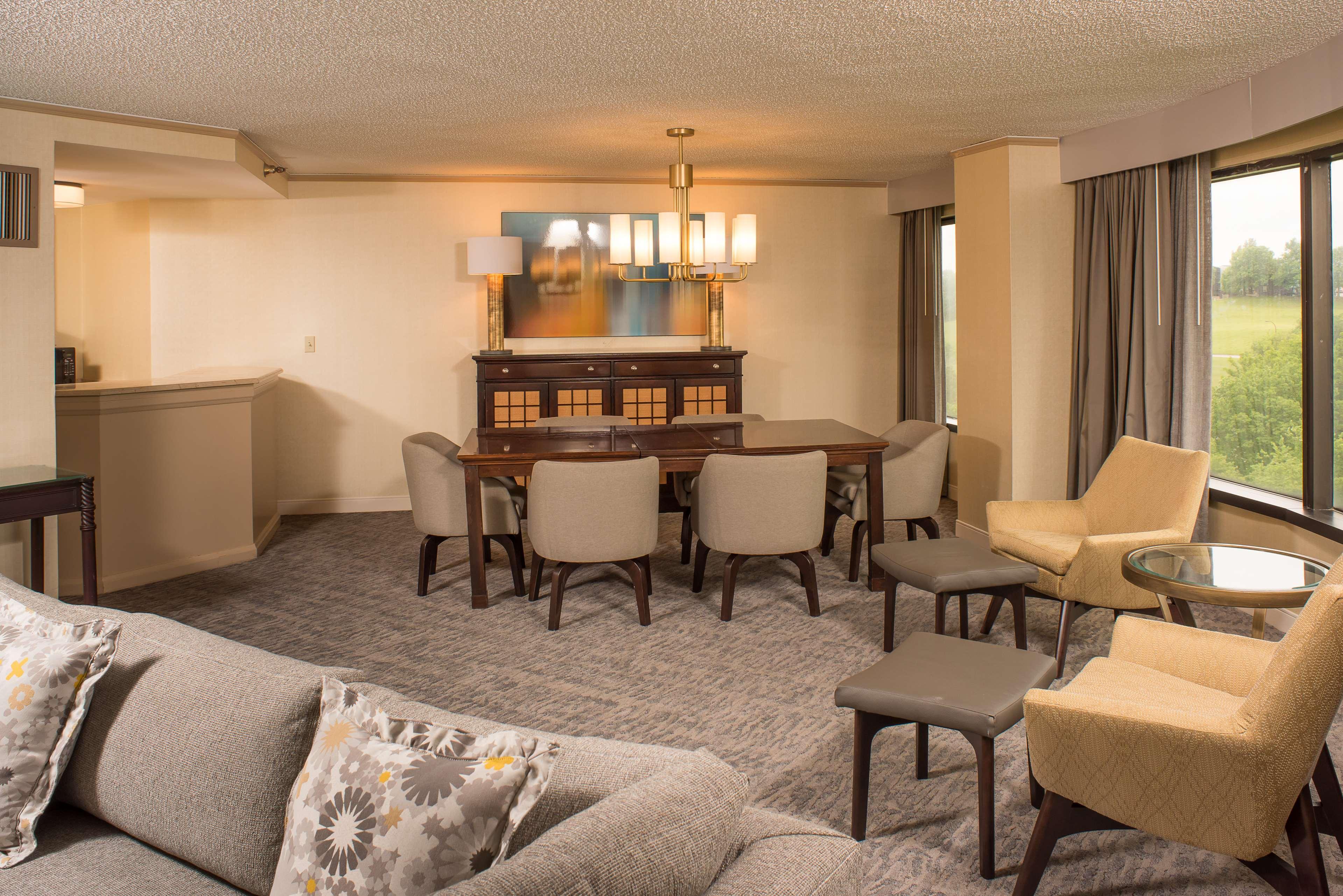 Doubletree By Hilton Tulsa At Warren Place Exteriör bild