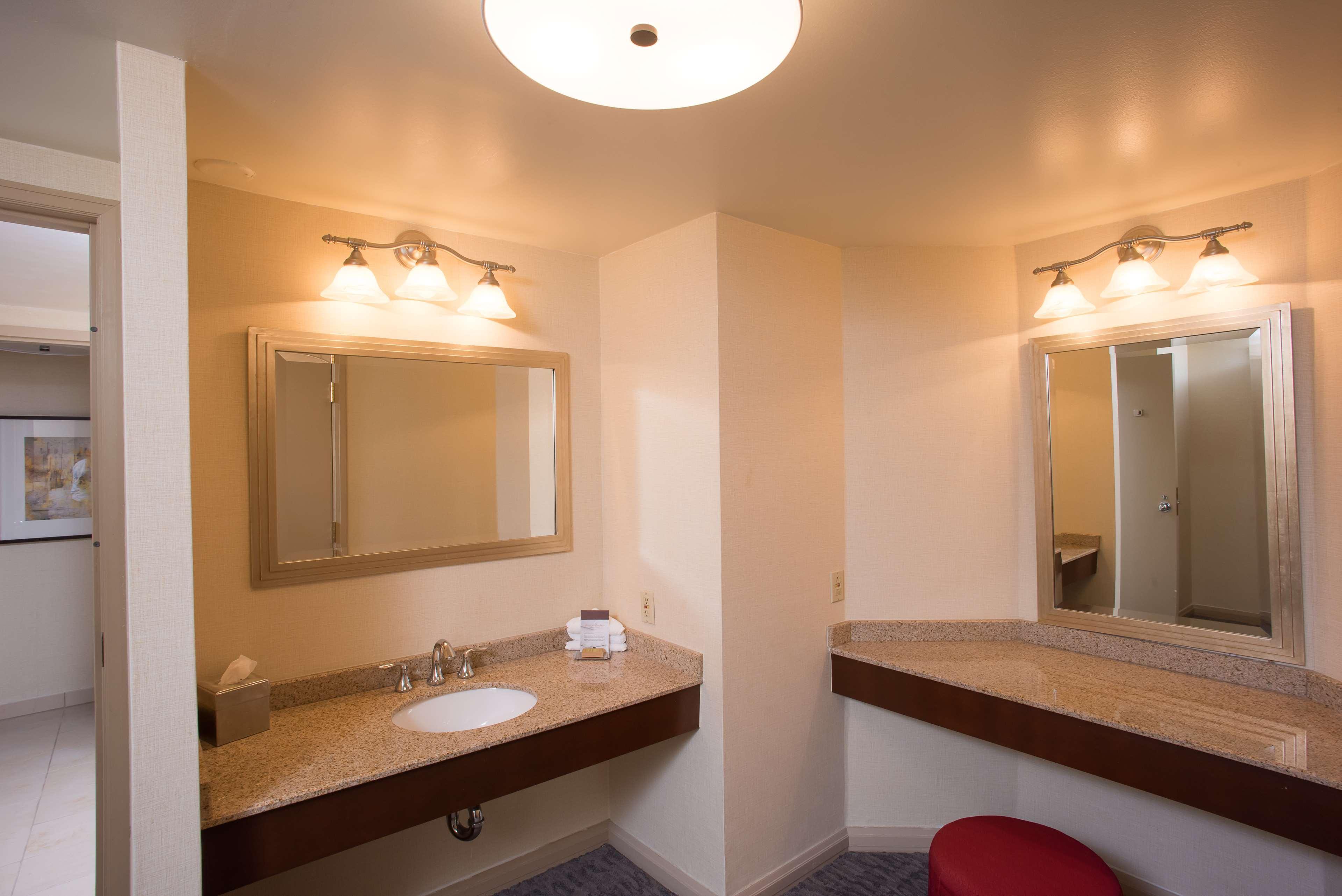 Doubletree By Hilton Tulsa At Warren Place Exteriör bild