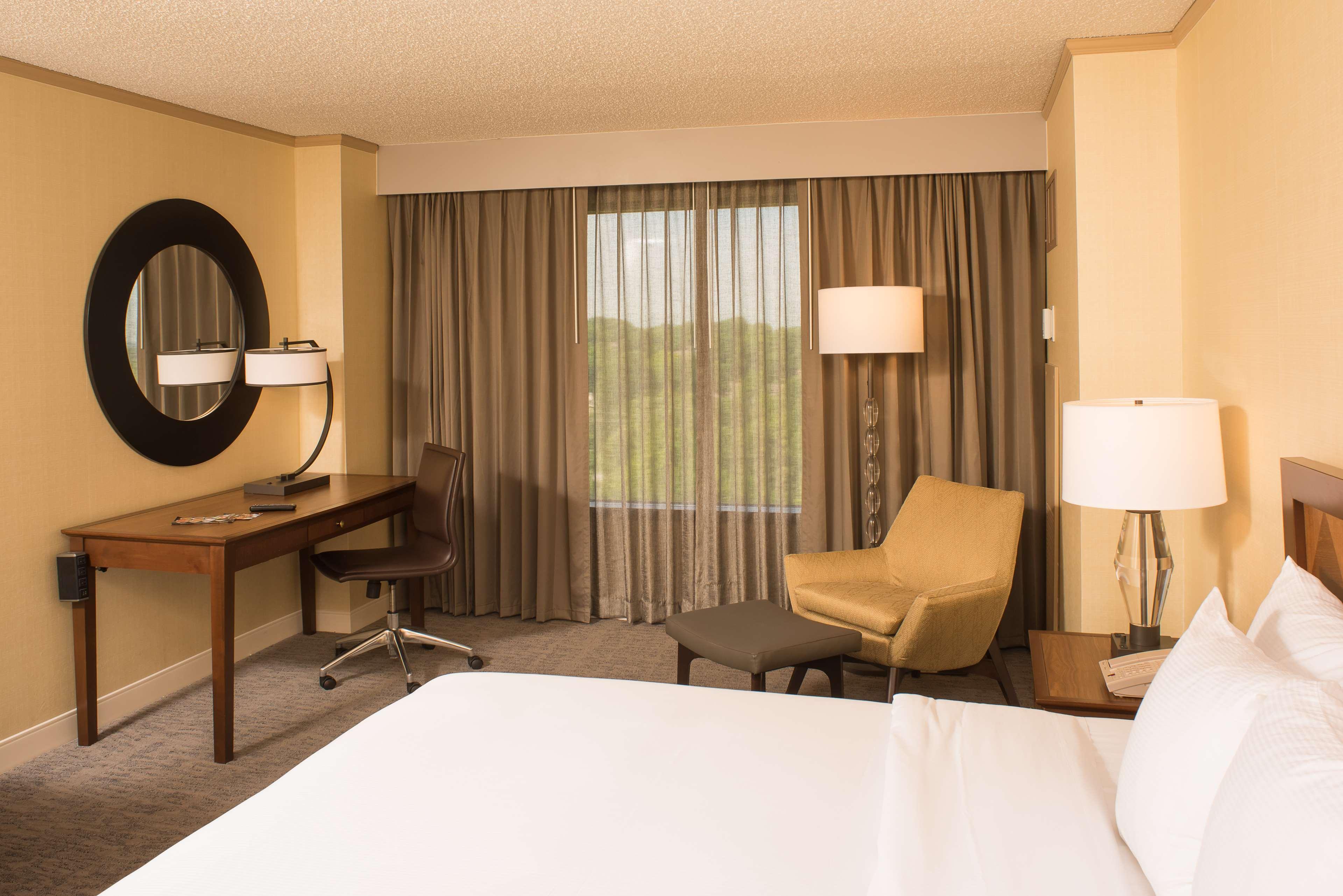 Doubletree By Hilton Tulsa At Warren Place Exteriör bild