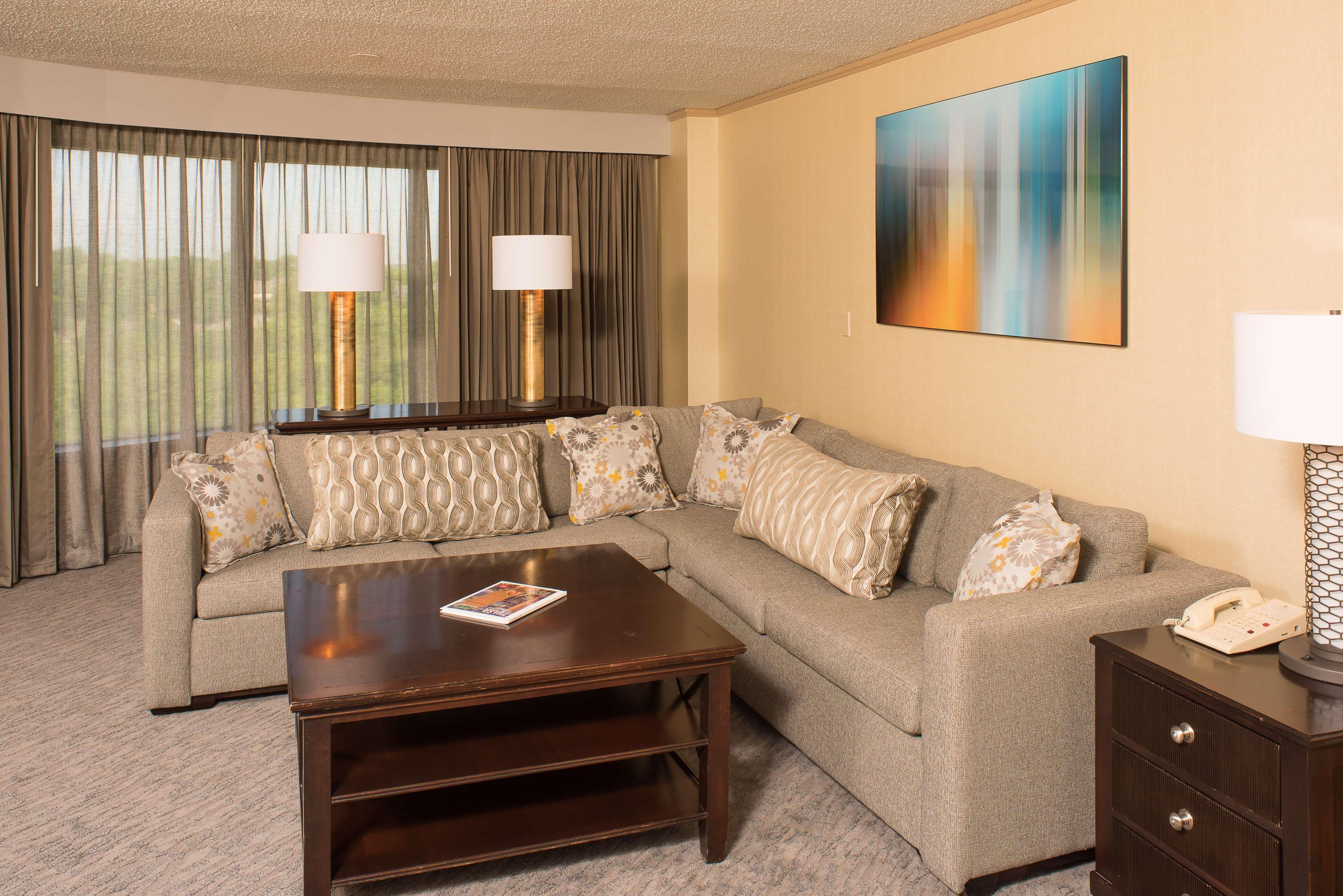 Doubletree By Hilton Tulsa At Warren Place Exteriör bild