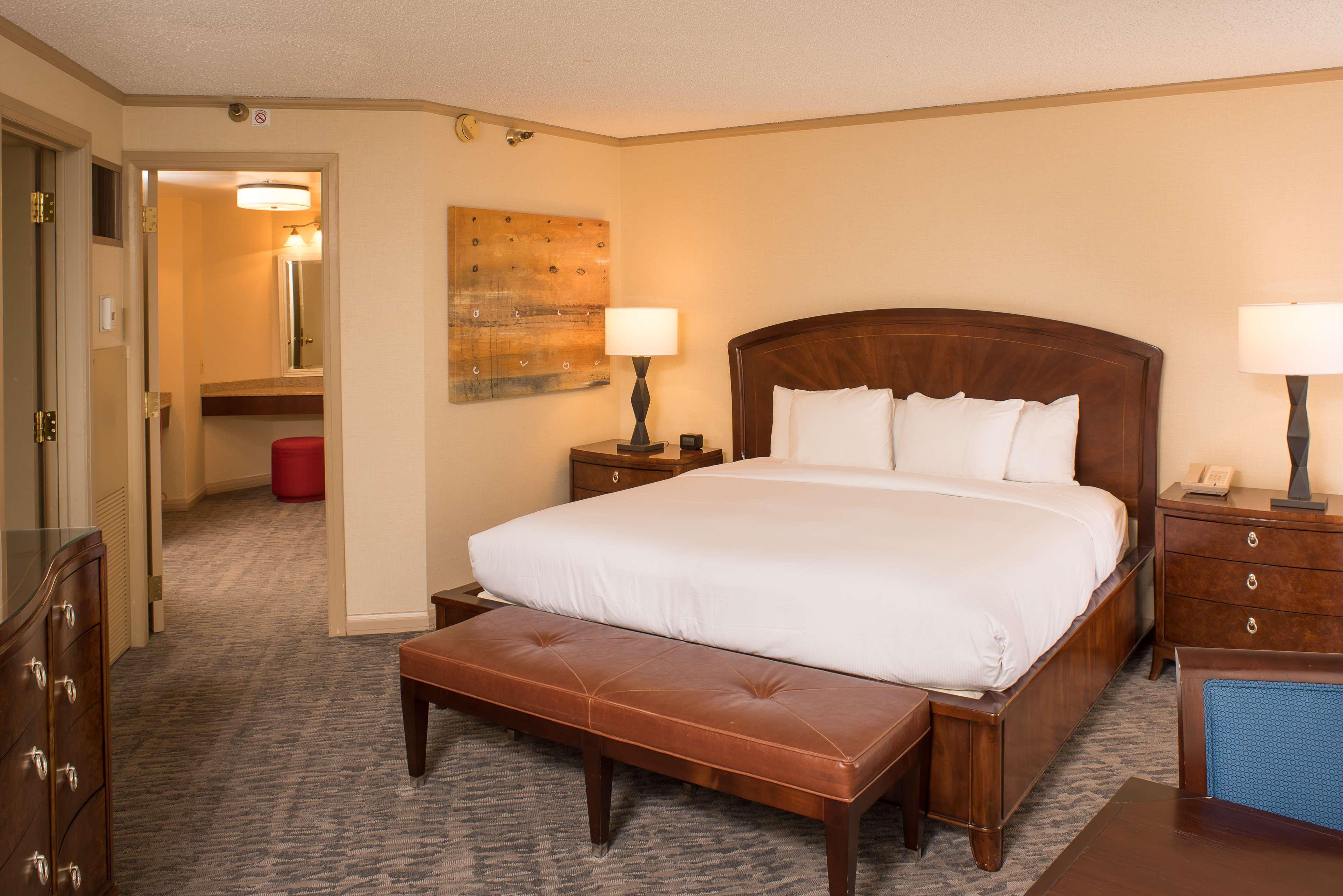 Doubletree By Hilton Tulsa At Warren Place Exteriör bild