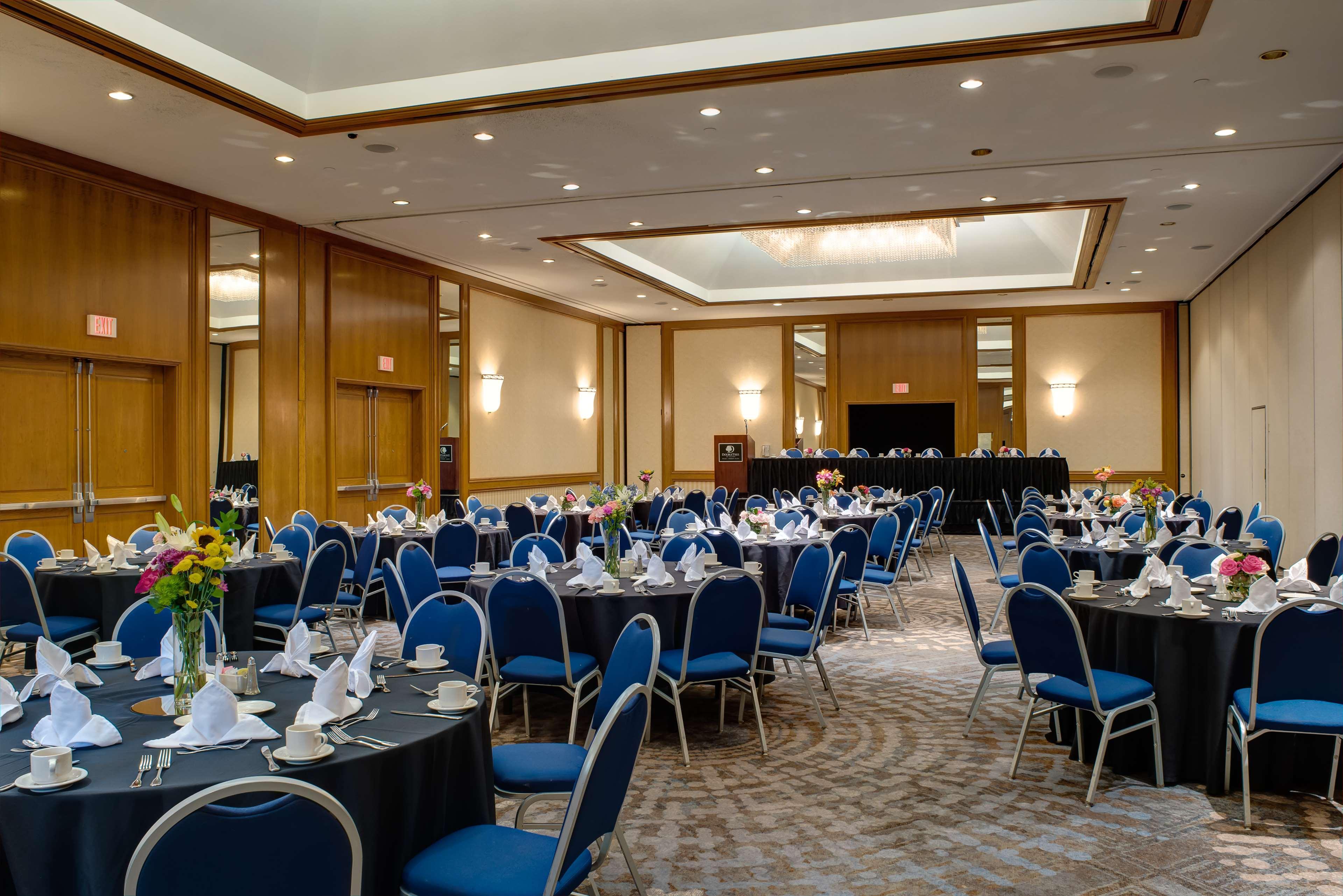 Doubletree By Hilton Tulsa At Warren Place Exteriör bild