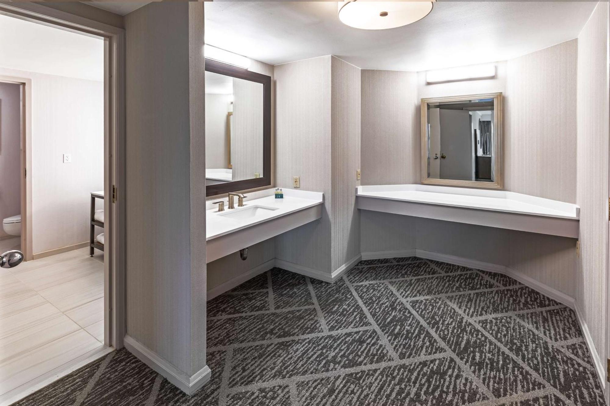 Doubletree By Hilton Tulsa At Warren Place Exteriör bild
