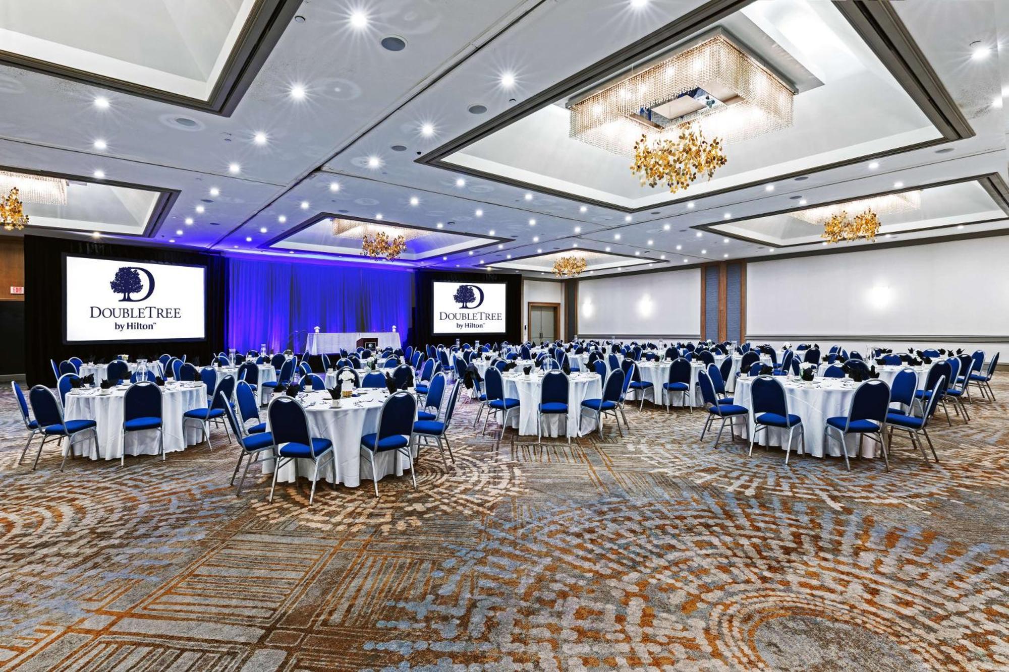 Doubletree By Hilton Tulsa At Warren Place Exteriör bild