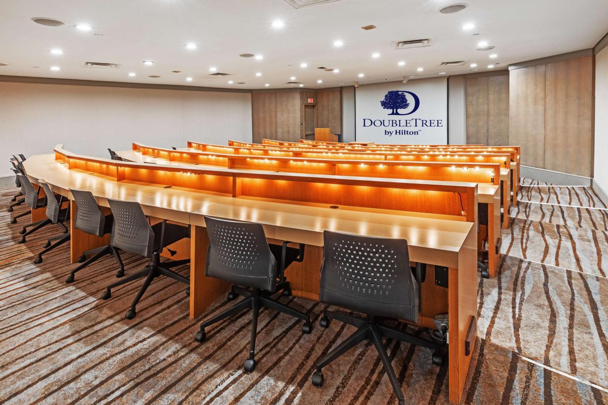 Doubletree By Hilton Tulsa At Warren Place Exteriör bild