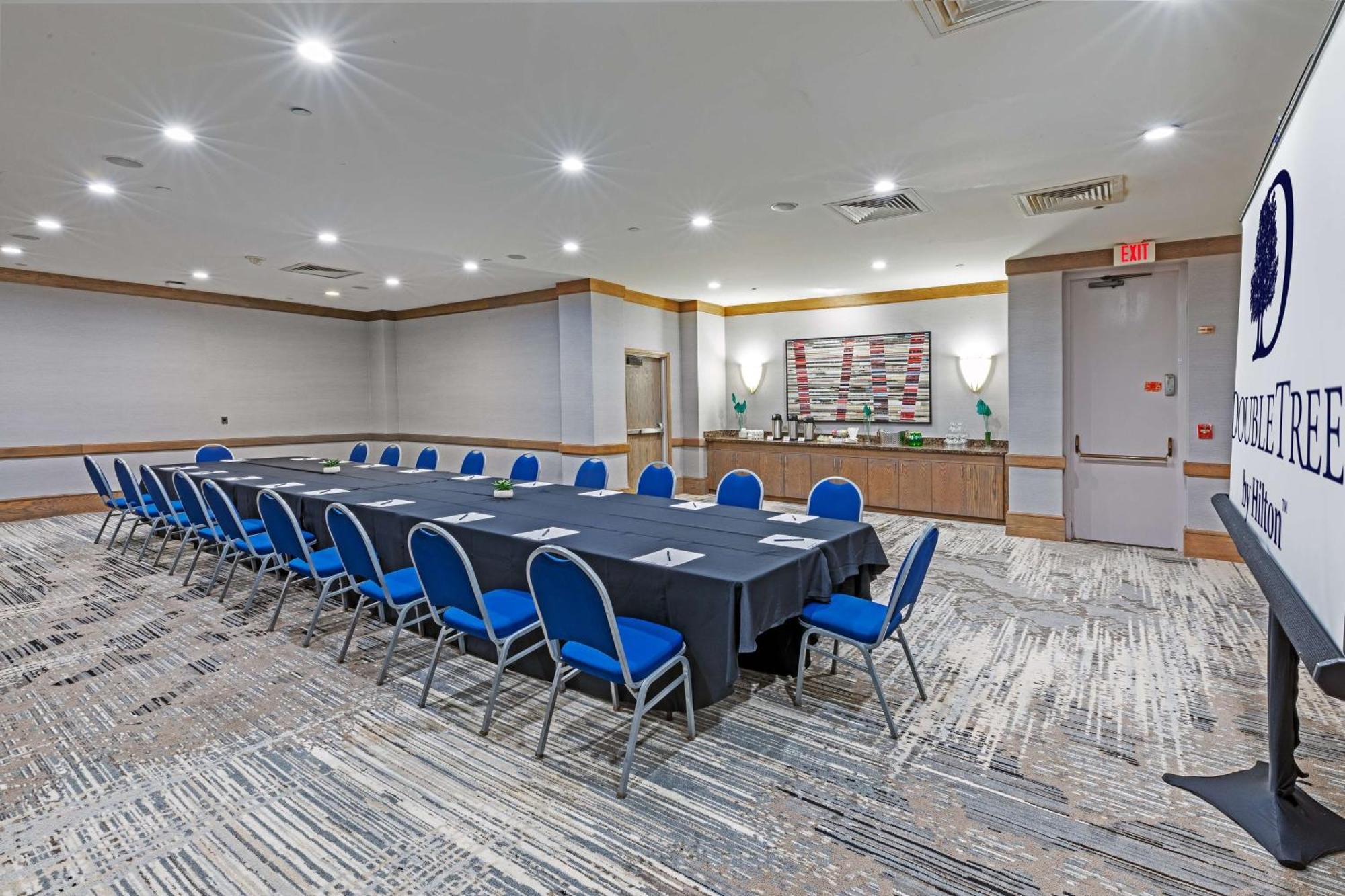 Doubletree By Hilton Tulsa At Warren Place Exteriör bild
