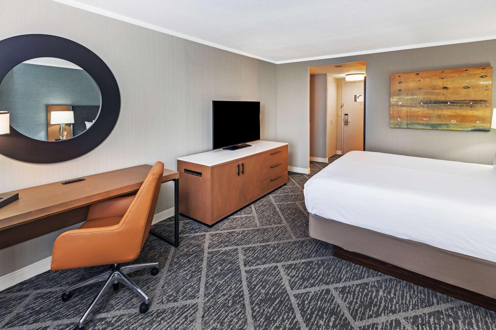 Doubletree By Hilton Tulsa At Warren Place Exteriör bild